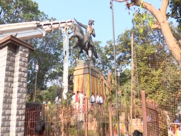 Maharashtra Governor Bhagat Singh Koshyari pays floral tribute to Chhatrapati Shivaji Maharaj. (Photo/ANI)