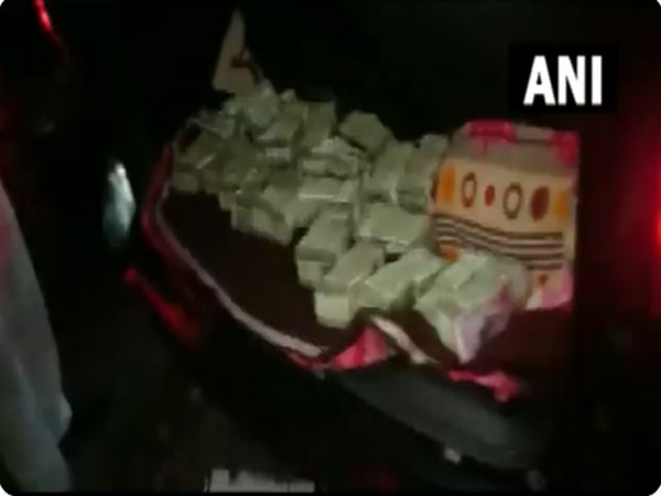 Cash recovered from vehicle of Jharkhand Congress MLAs (Photo/ANI)