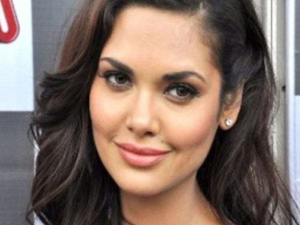 Esha Gupta wants to team up female footballers