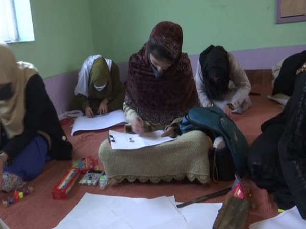 Darpada Art competition in Srinagar on Friday. (Photo/ANI)