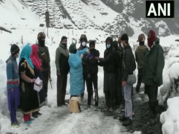 Health dept facilitate COVID-19 vaccination drive in J-K's Baramulla amid heavy snowfall