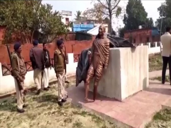 A visual of the vandalised Mahatma Gandhi statue. (Photos/ANI)