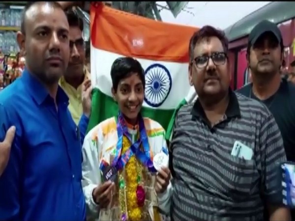 Lakshita Shandilya was given a warm welcome at the station. (Photos/ANI)