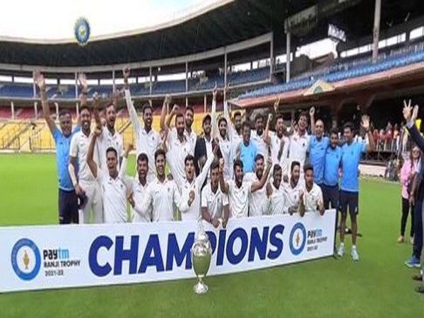 Madhya Pradesh team with the Ranji title. (Photo- BCCI Domestic Twitter)