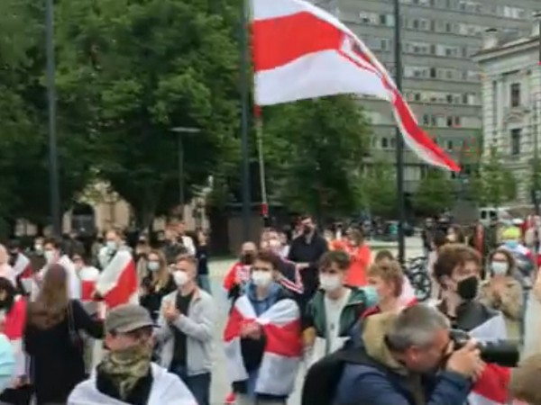 A protest being held in Vilnius demanding the release of Belarusian journalist Roman Protasevich, on Saturday. (Photo credit: NHK World)