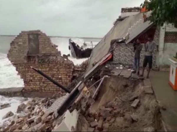 A part of Bhuteshwar Mahadev temple collapsed in Porbandar 