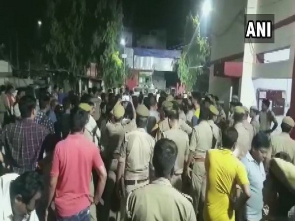 Crowd created ruckus outside Karnalganj Police Station last night 