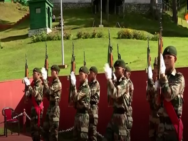 Army paying tribute to tricolour (Photo/ANI)