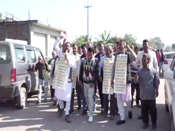 Farmers and youth of border area took out a foot march in Kathua on Tuesday (Photo/ANI)