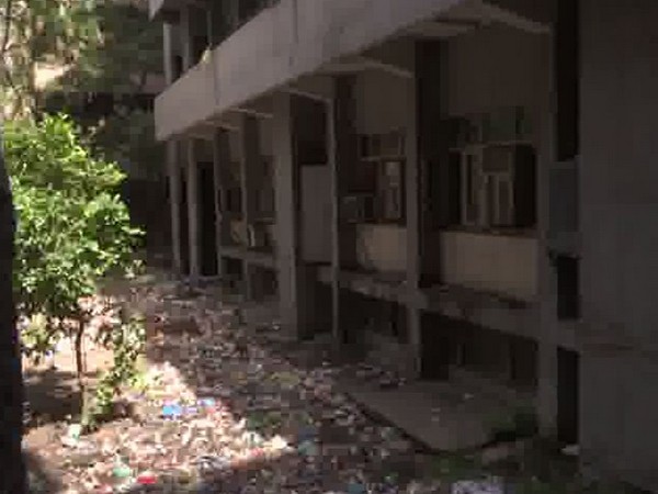 Garbage heaps in the hospital premises (Photo/ANI)