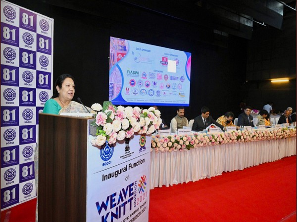 Darshana Vikram Jardosh inaugurated the Weave Knitt exhibition (Photo- Twitter/ Ministry of Textiles)