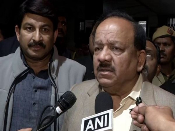Union Minister Harsh Vardhan and BJP MP Manoj Tiwari took stock of patients admitted in GTB Hospital in wake of Delhi violence. Photo/ANI