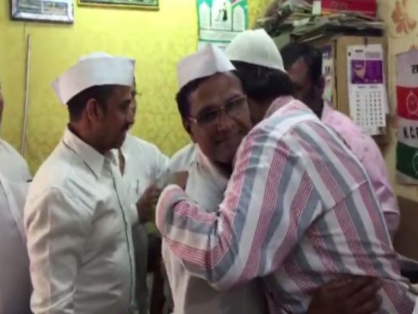 Members of Mumbai Dabbawala Association met Muslim community people on Saturday (Photo/ANI)