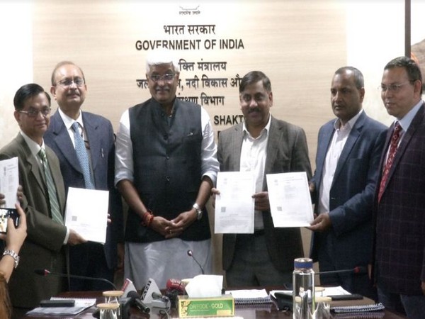 Union Minister of Jal Shakti, Gajenendra Singh Shekhawat along with other officials 