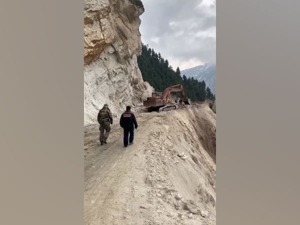 Authorities working to clear the Srinagar-Leh highway on Thursday. Photo/ANI