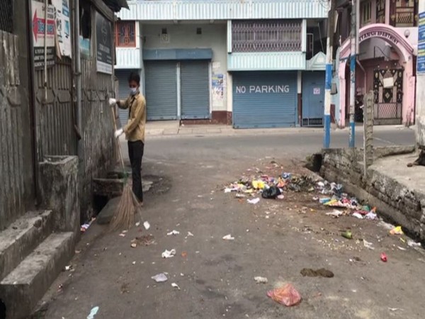  Conservancy workers clear garbage in different areas of Siliguri amid countrywide lockdown. Photo/ANI