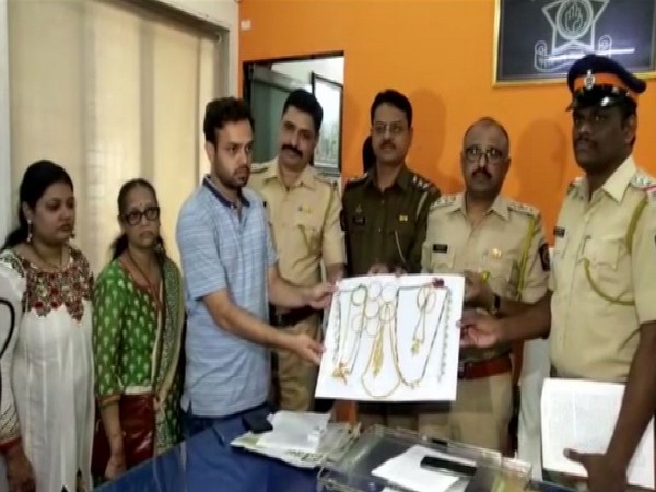 Dahisar Police recovered a bag with gold ornaments (Photo/ANI)