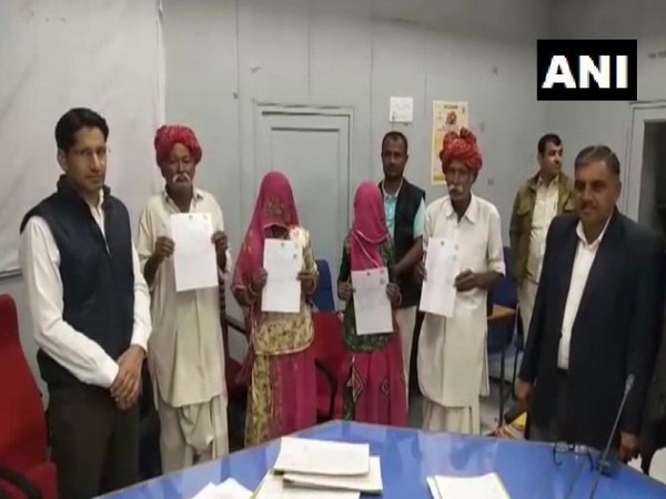 Om Prakash Bishnoi, Sub Divisional Magistrate (SDM), Jaisalmer along with the refugees (Photo/ANI)