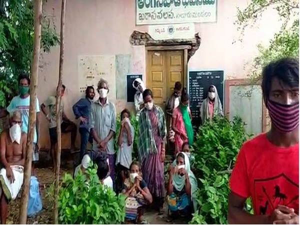 COVID-19 people have taken shelter under a tree in  Vizianagaram. [Photo/ANI]
