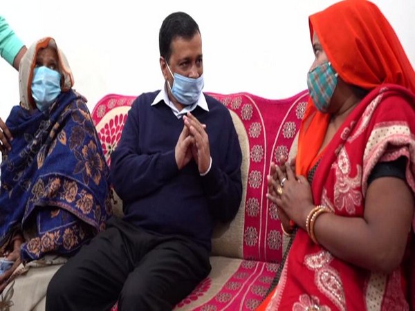 Arvind Kejriwal with the family of a COVID-19 warrior