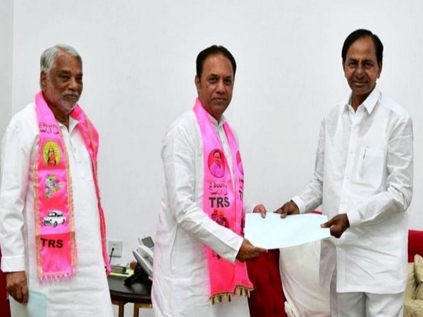 Dr. K Keshav Rao (left), KR Suresh Reddy (middle) and Chief Minister K Chandrashekar Rao (right)