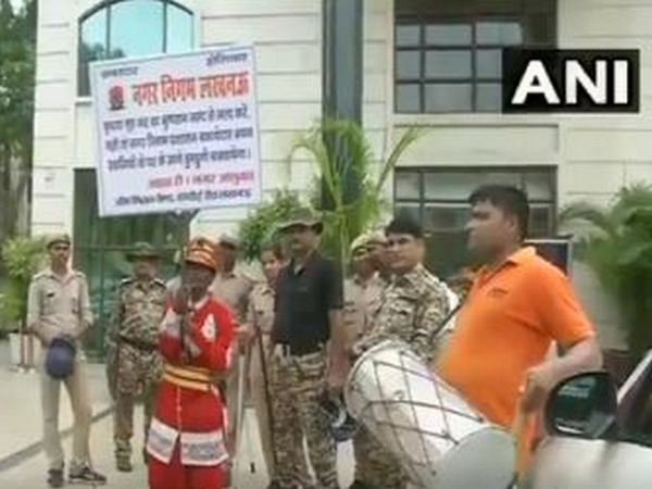  'Dhols' were played in front of a defaulter's property in Lucknow, UP [Photo/ANI]