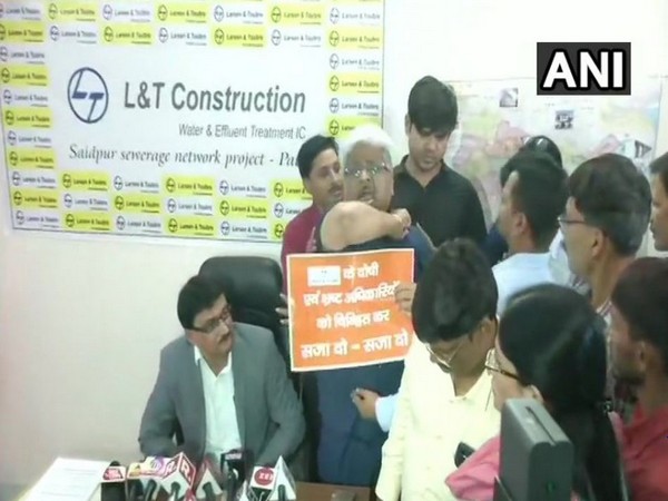 People disrupting the press conference of Larsen and Toubro Construction official in Patna on Saturday. Photo/ANI