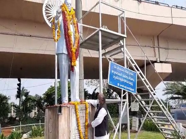 Senior Congress leader Hanumantha Rao garlanding BR Ambedkar's statue in Hyderabad (Photo/ANI)