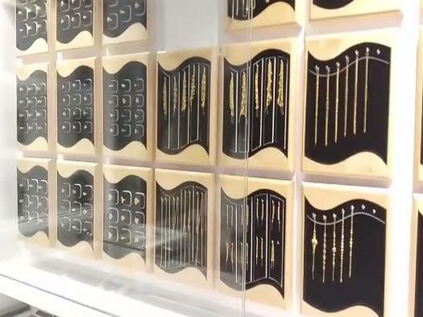 An unidentified man stole gold chains from a jewellery shop in Srikalahasti in Chittoor district. (Photo/ANI)