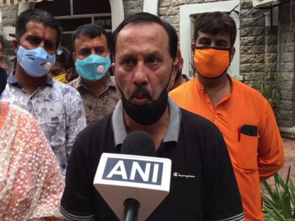 Ramesh Jagwani, the victim who was beaten up by police sub-inspector speaking to ANI on Saturday. Photo/ANI