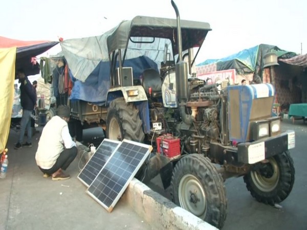 Protesting farmers using solar panels to charge tractor batteries at Ghazipur border (Photo/ANI)