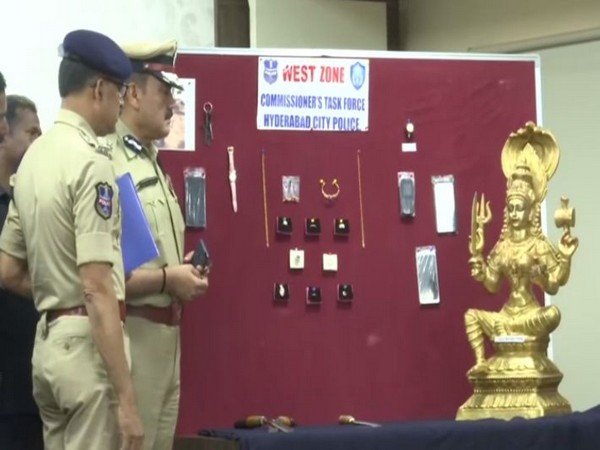 Police with the seized Durga idol and Nagamani stone (Photo/ANI)