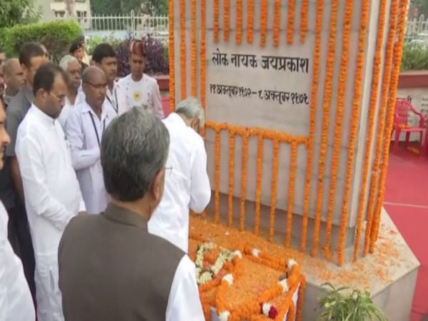 Chief Minister Nitish Kumar and his deputy Sushil Modi paying tribute to Independence activist Jayaprakash Narayan on his birth anniversary. Photo/ANI