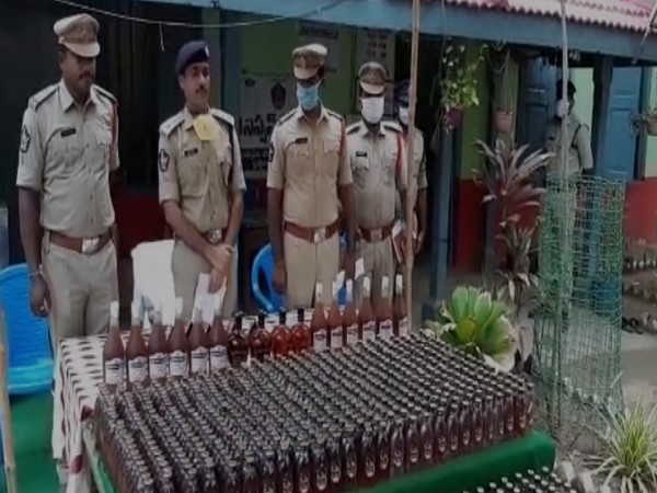 1020 liquor bottles have been seized at Andhra Pradesh-Telangana border (Photo/ANI)