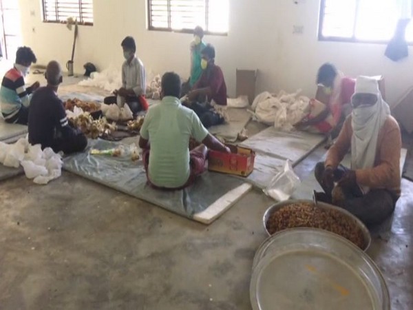 Food packets being prepared in a community kitchen for distribution among poor and needy amid coronavirus lockdown. Photo/ANI