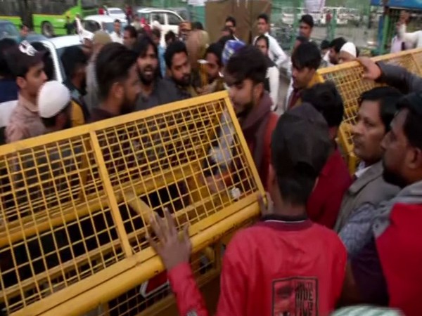 Protestors opened Noida-Kalindi Kunj Road via Road No. 9 on Saturday (Photo/ANI)