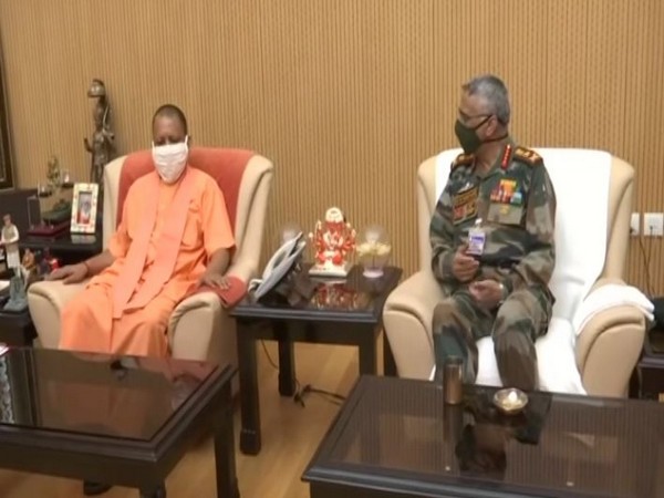 Uttar Pradesh Chief Minister Yogi Adityanath (left) and rmy Chief General Manoj Mukund Naravane (right) (Photo/ANI)