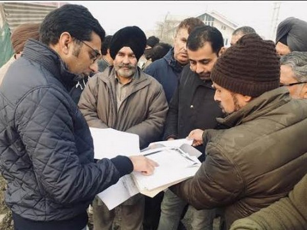 Srinagar DC Dr Shahid Iqbal Choudhary helped resolve the issue concerning Srinagar-Baramulla highway after meeting landowners. Photo/DIPR, J&K