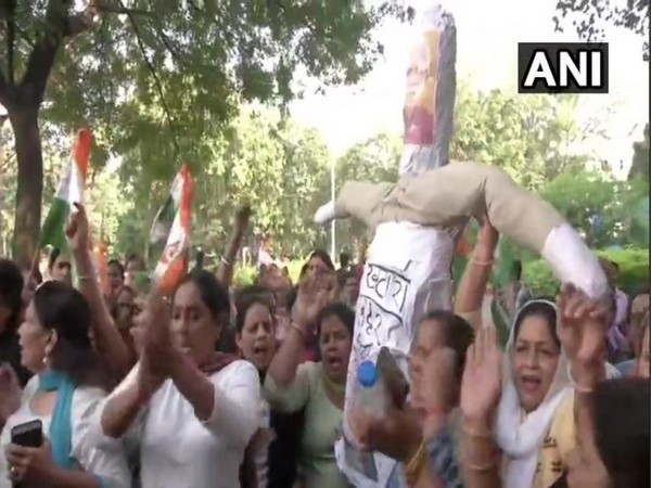 Delhi Pradesh Mahila Congress held a protest against Haryana Chief Minister ML Khattar for his comment on Sonia Gandhi. Photo/ANI