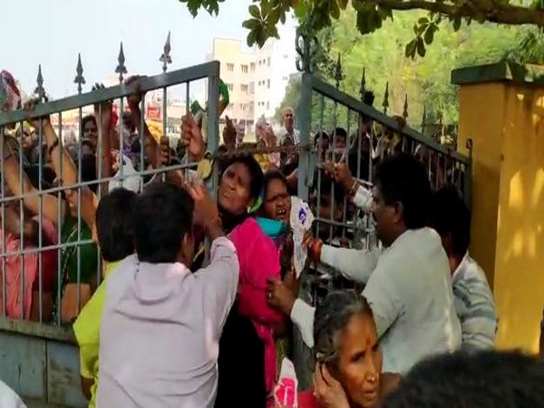 People creating ruckus to purchase onions at cheaper price in Andhra Pradesh on Thursday. Photo/ANI