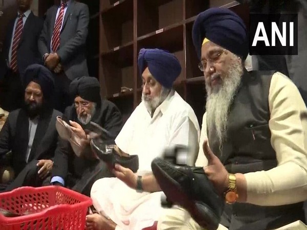 Shiromani Akali Dal (SAD) President Sukhbir Singh Badal along with other party leaders polishing shoes at the Golden Temple (Photo/ANI)