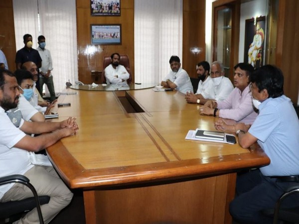 Congress delegation met Karnataka Deputy Chief Minister and Transport Minister Lakshman Savadi (Photo/ANI)