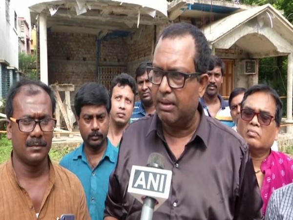 A neighbour of victim speaking to ANI outside the residence of the RSS member who was murdered along with his family. Photo/ANI