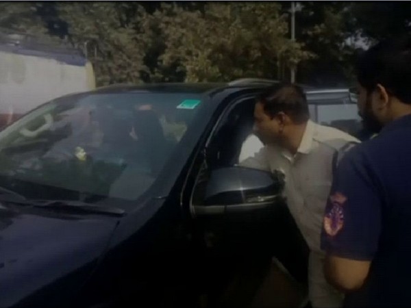 A police officer was seen touching the feet of Congress MLA Praveen Pathak in Gwalior on Thursday. Photo/ANI