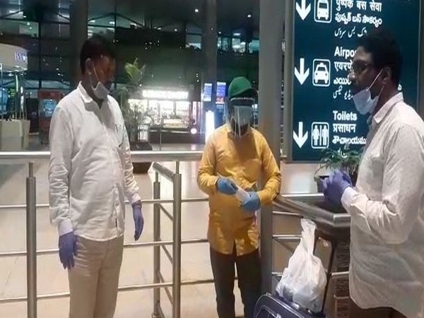 Former MP Kalvakuntla Kavitha helped a gulf victim to return home (Photo/ANI)