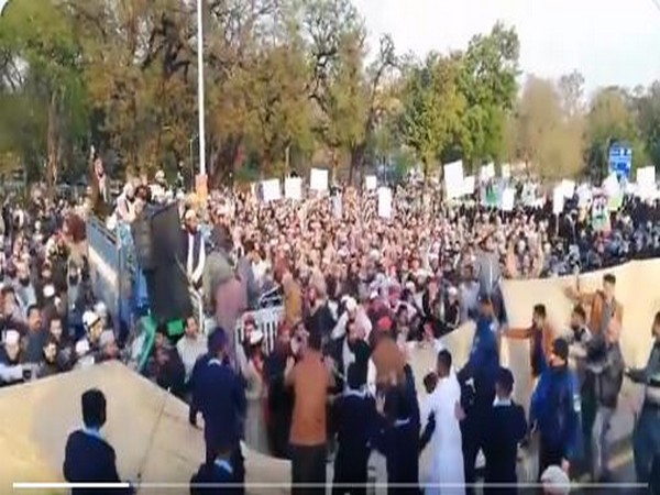 Demonstrations of Azadi March attacked by a group of men on Sundat (photo Twitter)