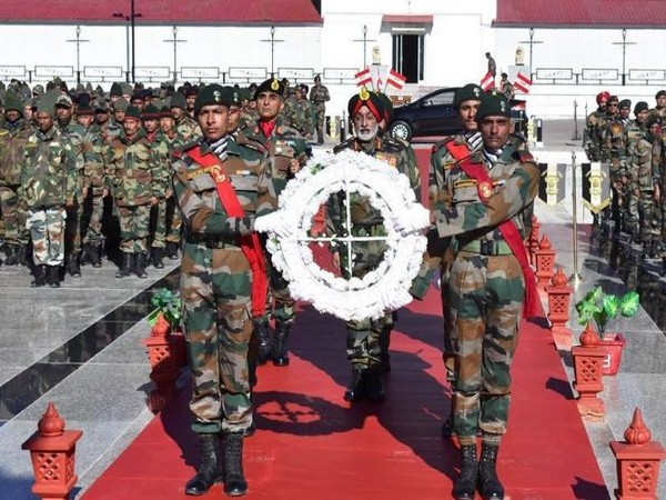 ieutenant General Harinder Singh, General Officer Commanding, 'Fire and Fury' Corps laid a wreath at the War Memorial in Leh on Sunday (Photo/ANI)