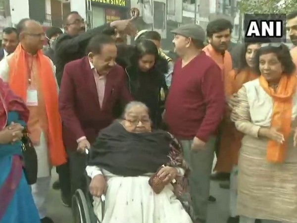 Union Minister Dr. Harsh Vardhan along with his mother in Krishna Nagar (Photo/ANI)