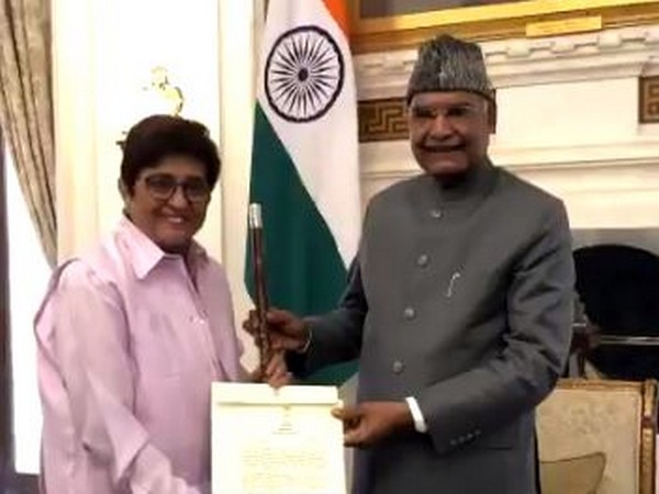 Kiran Bedi receiving honor from President Ram Nath Kovind