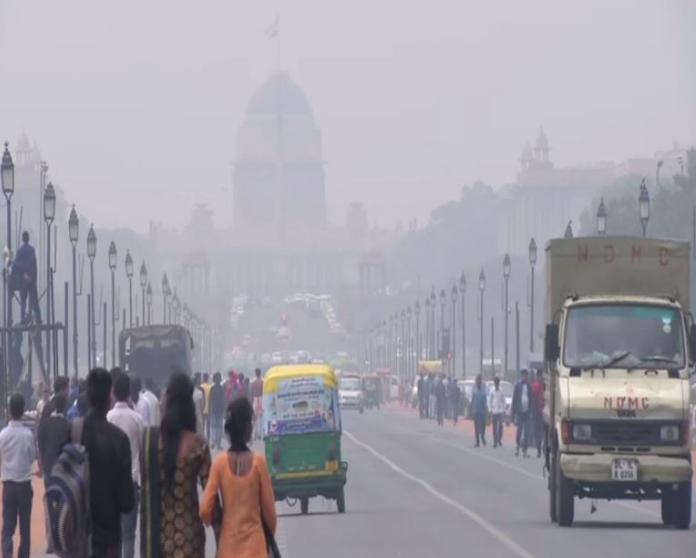 Thin layer of haze lingers over Rajpath in New Delhi (Photo/ANI)